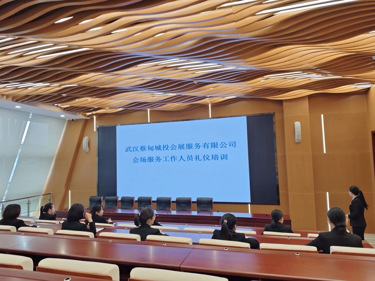 提升服務(wù)質(zhì)量，展現(xiàn)專業(yè)風(fēng)采，中法城市可持續(xù)發(fā)展論壇永久會(huì)址展示館接待與培訓(xùn)工作