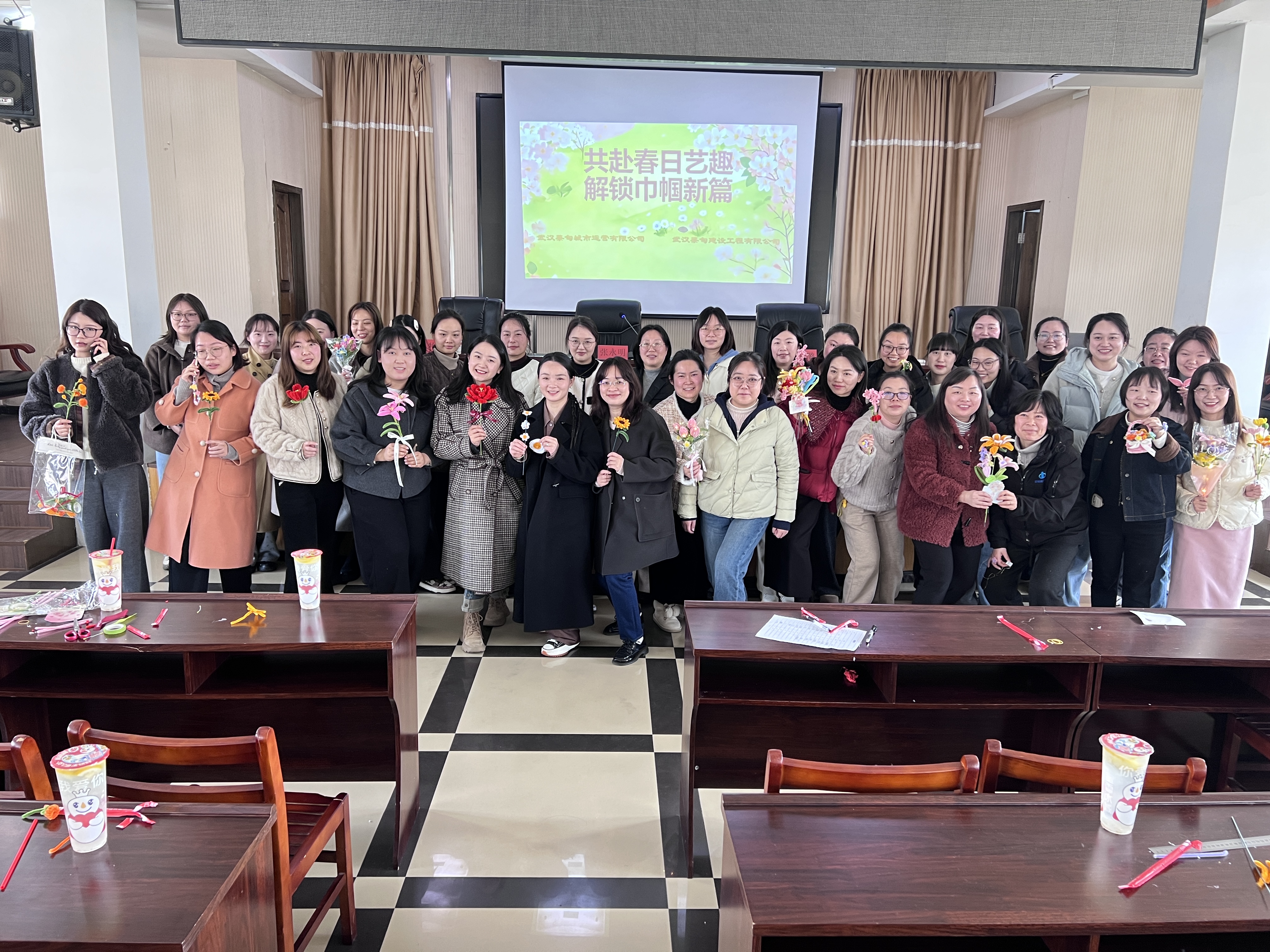 共赴春日藝趣，解鎖巾幗新篇 城市運營公司聯(lián)合建設(shè)公司開展三八節(jié)扭扭棒主題活動